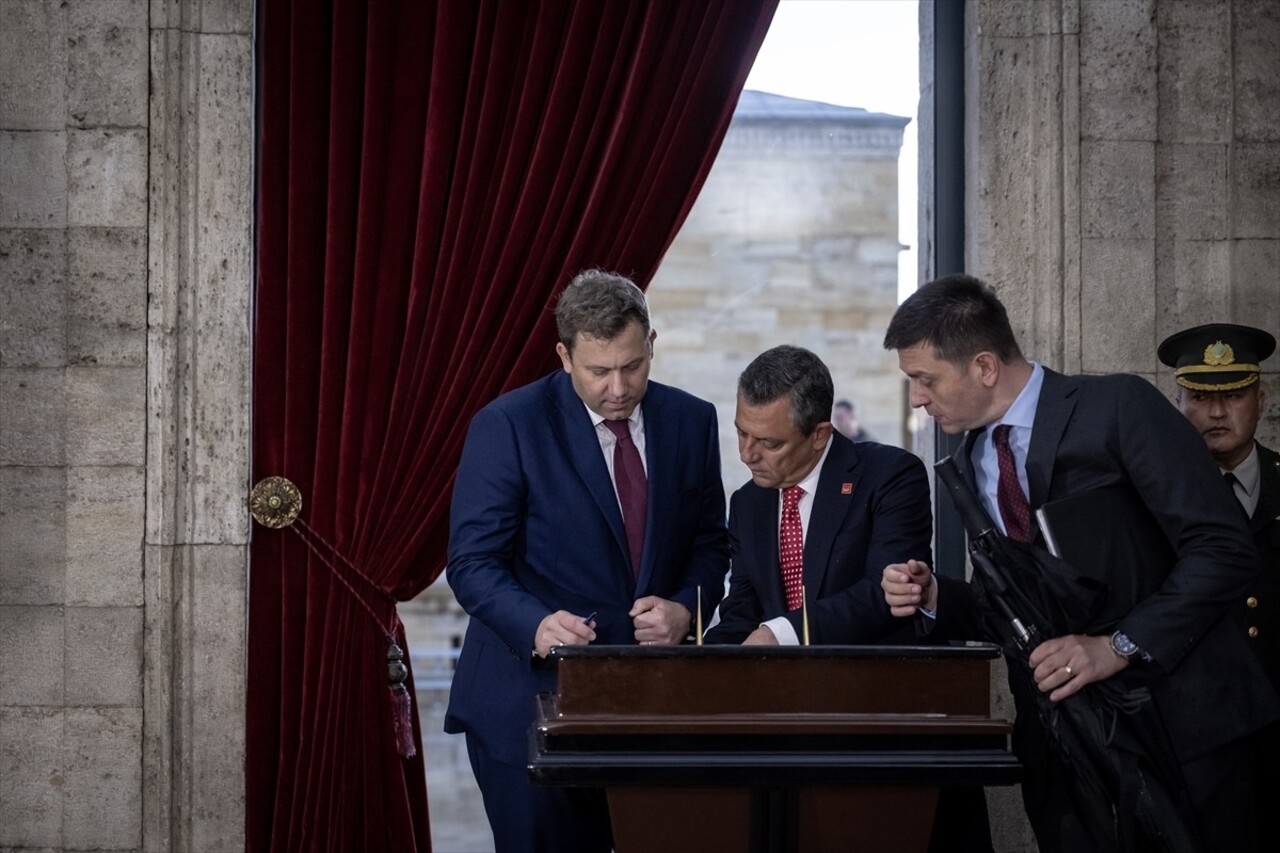 Almanya Sosyal Demokrat Parti (SPD) Eş Genel Başkanı Lars Klingbeil, CHP Genel Başkanı Özgür Özel...