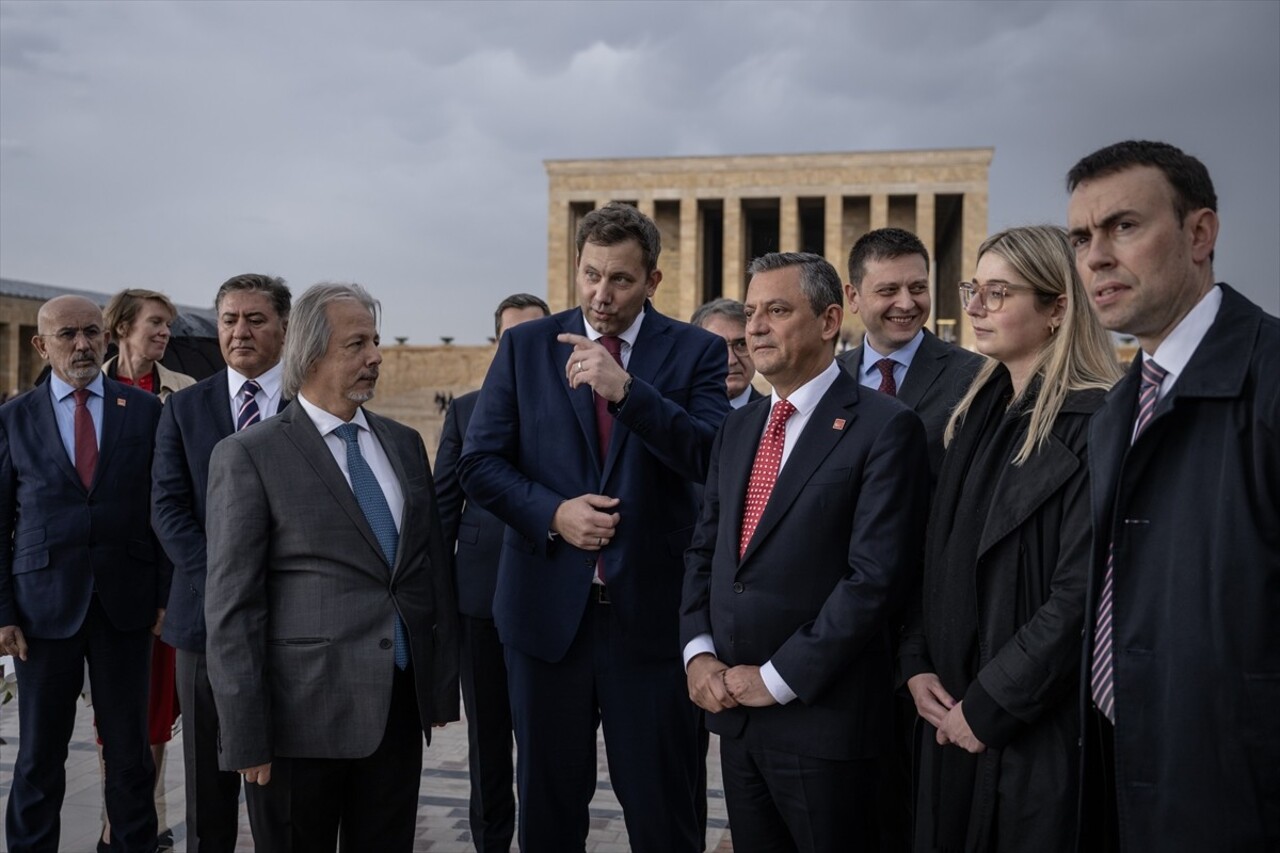 Almanya Sosyal Demokrat Parti (SPD) Eş Genel Başkanı Lars Klingbeil, CHP Genel Başkanı Özgür Özel...