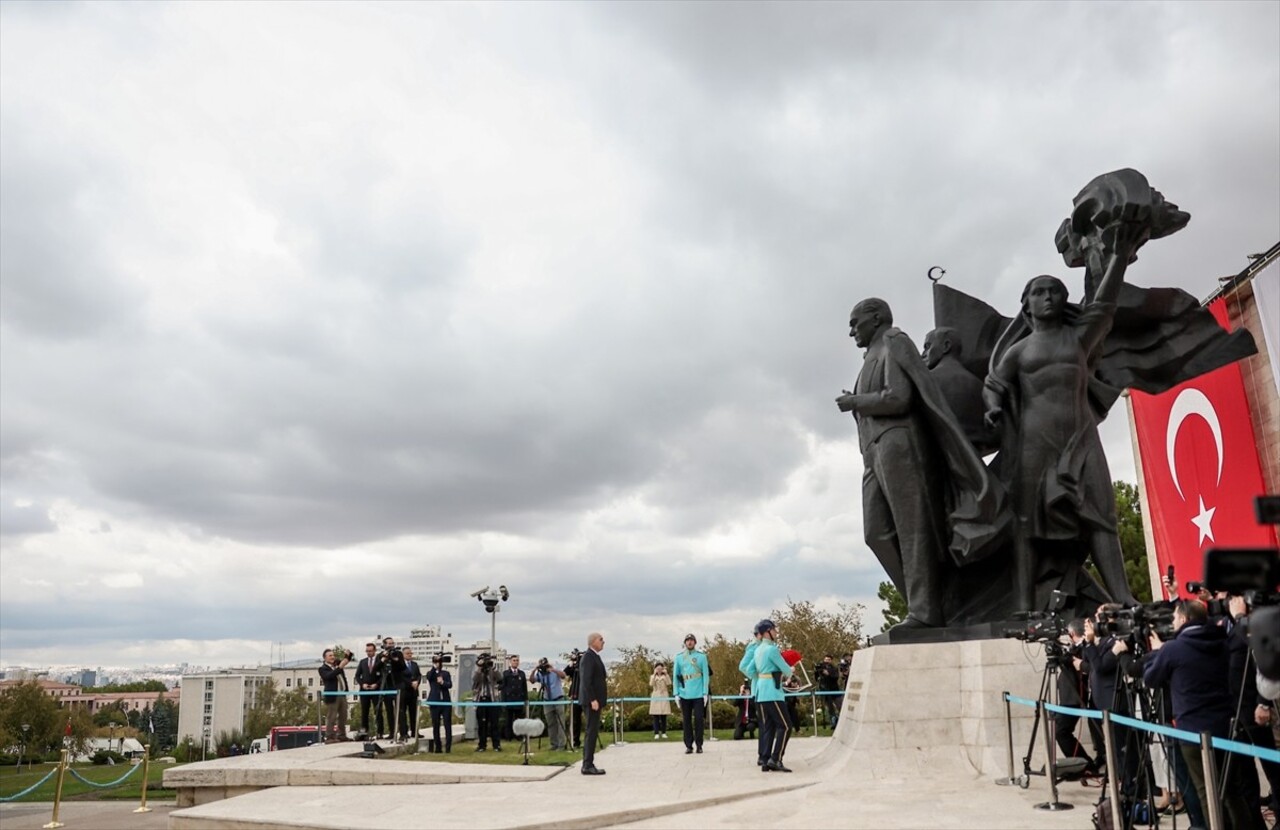 28. Dönem 3. Yasama Yılı açılışı dolayısıyla Meclis'teki Atatürk Anıtı önünde tören...