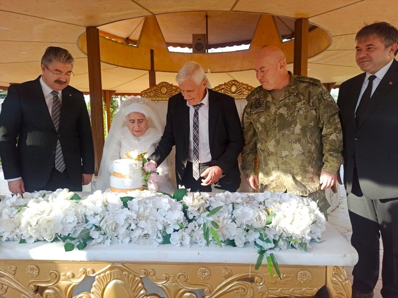 Osmaniye'de huzurevinde tanışan Hatice Sağır ve Celil Kurt törenle dünyaevine girdi. 