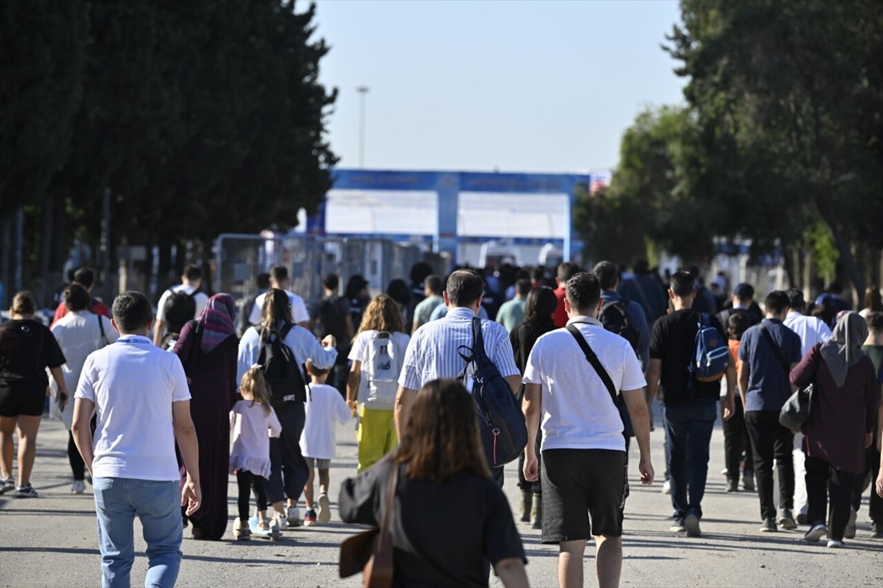 Adana'da düzenlenen Havacılık, Uzay ve Teknoloji Festivali'nin (TEKNOFEST) ikinci gününde akrobasi...