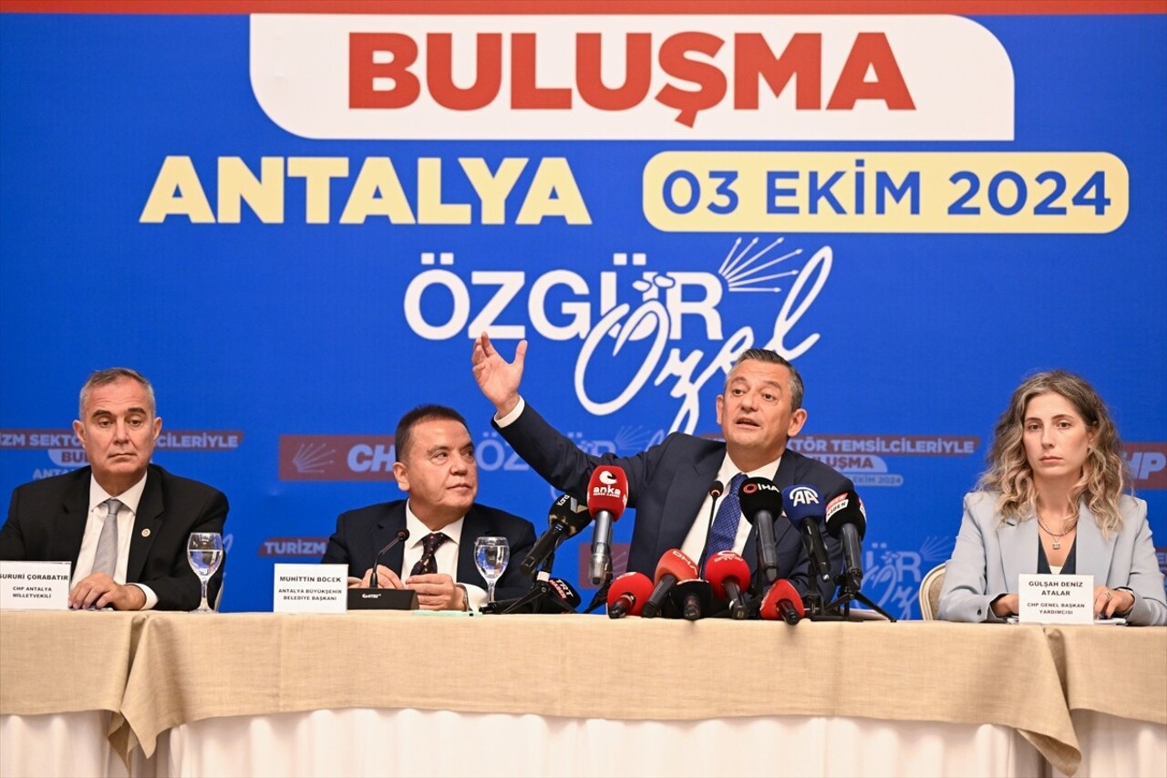 Antalya'da ziyaretlerini sürdüren CHP Genel Başkanı Özgür Özel, kentteki bir otelde turizm sektör...