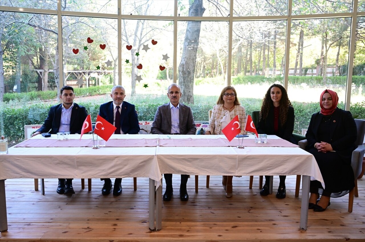 Ulaştırma ve Altyapı Bakanı Abdulkadir Uraloğlu, İstanbul Çekmeköy'de ziyaretlerde bulunarak esnaf...