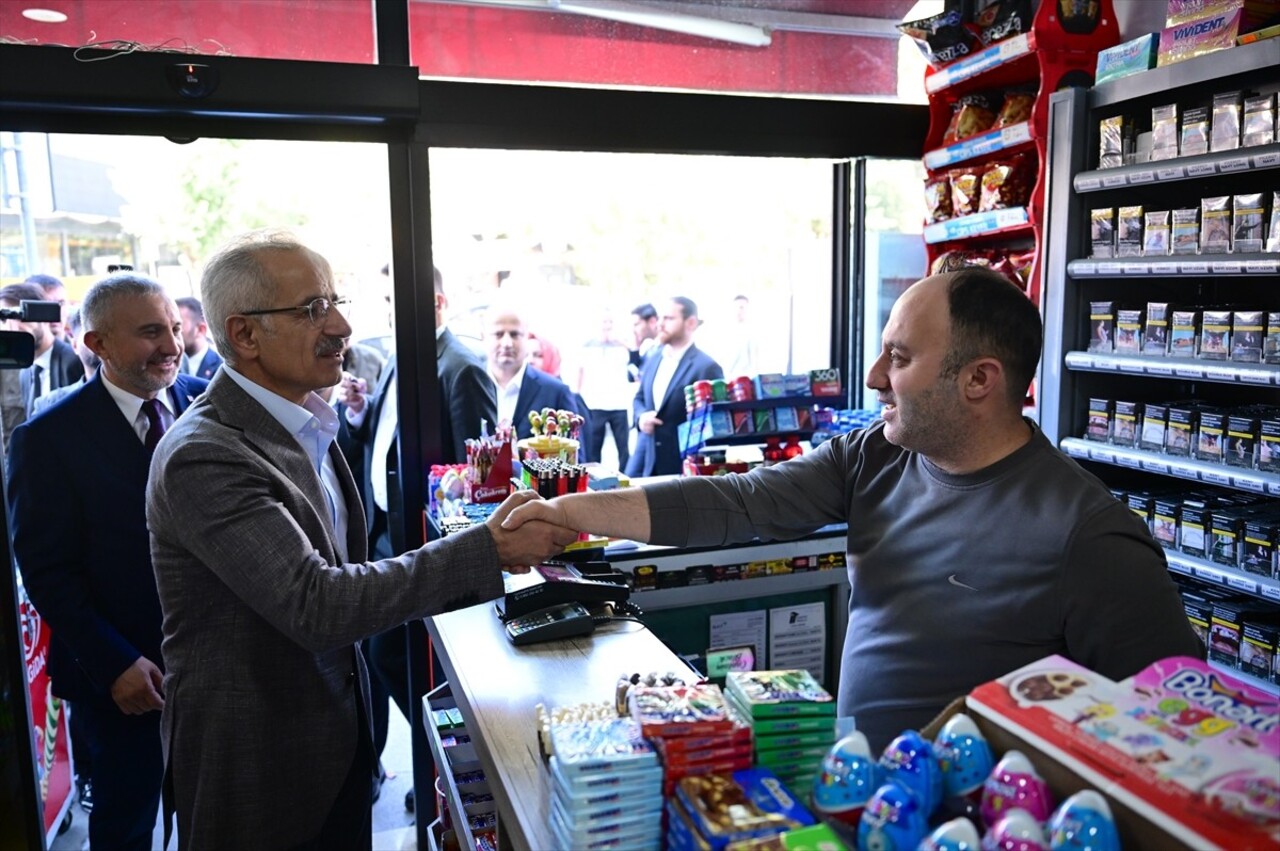 Ulaştırma ve Altyapı Bakanı Abdulkadir Uraloğlu, İstanbul Çekmeköy'de ziyaretlerde bulunarak esnaf...