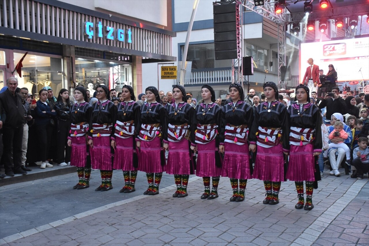 Gümüşhane'de 27. Kuşburnu, Pestil, Kültür ve Turizm Festivali düzenlendi. Festival kapsamında...