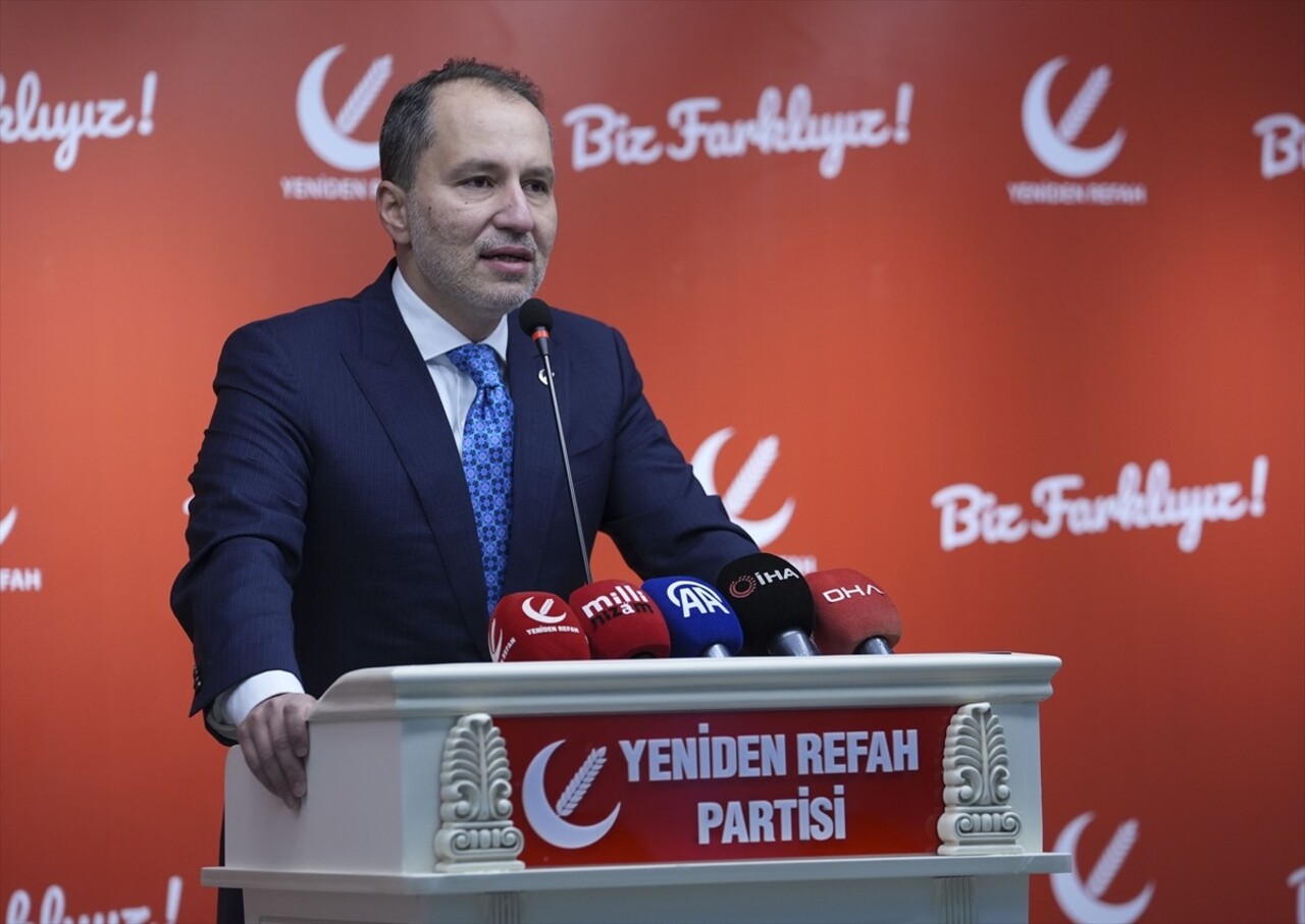 Yeniden Refah Partisi Genel Başkanı Fatih Erbakan, parti genel merkezinde gerçekleştirilen İl...