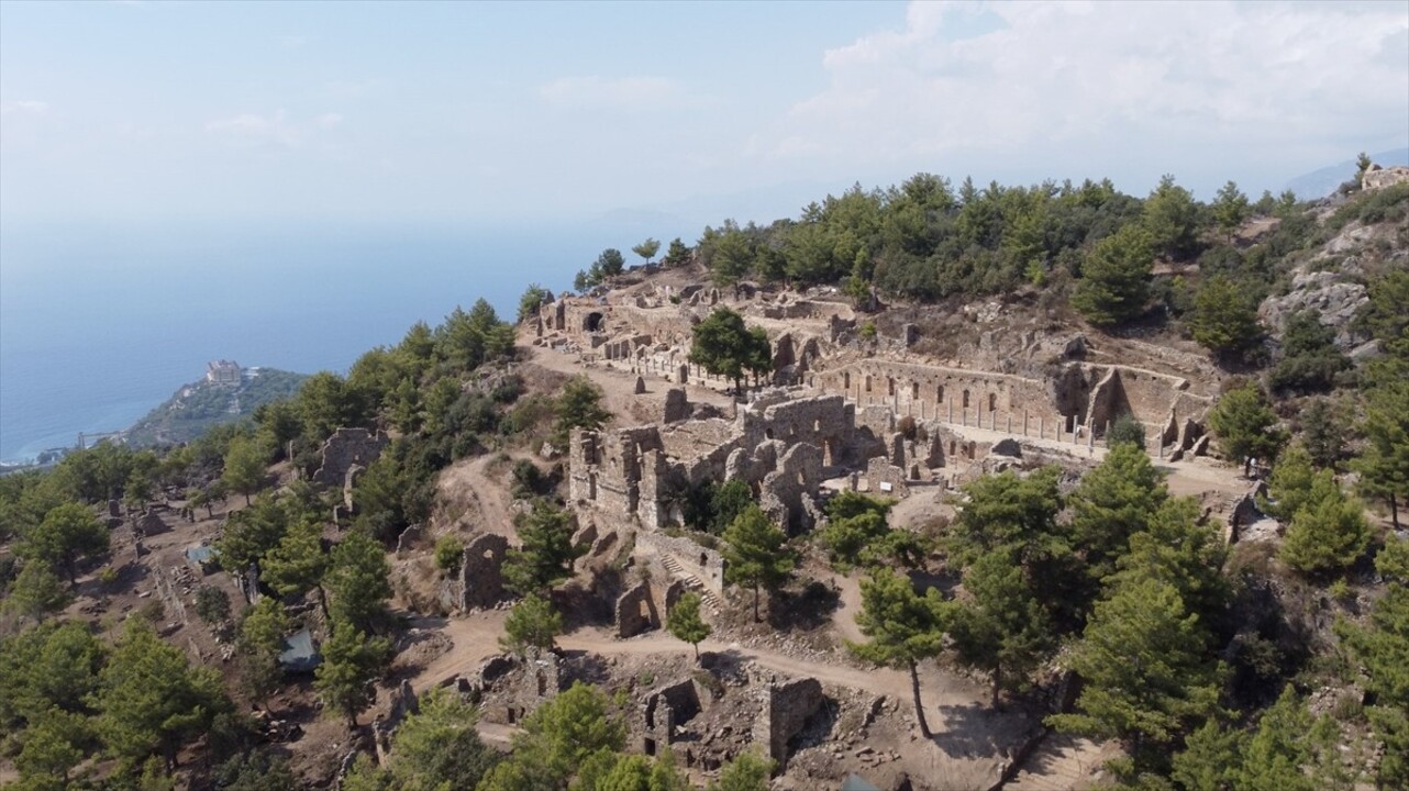 Antalya'da birçok ören yeri ve müzelerde geçilen "Gece Müzeciliği" uygulamasının Syedra Antik...