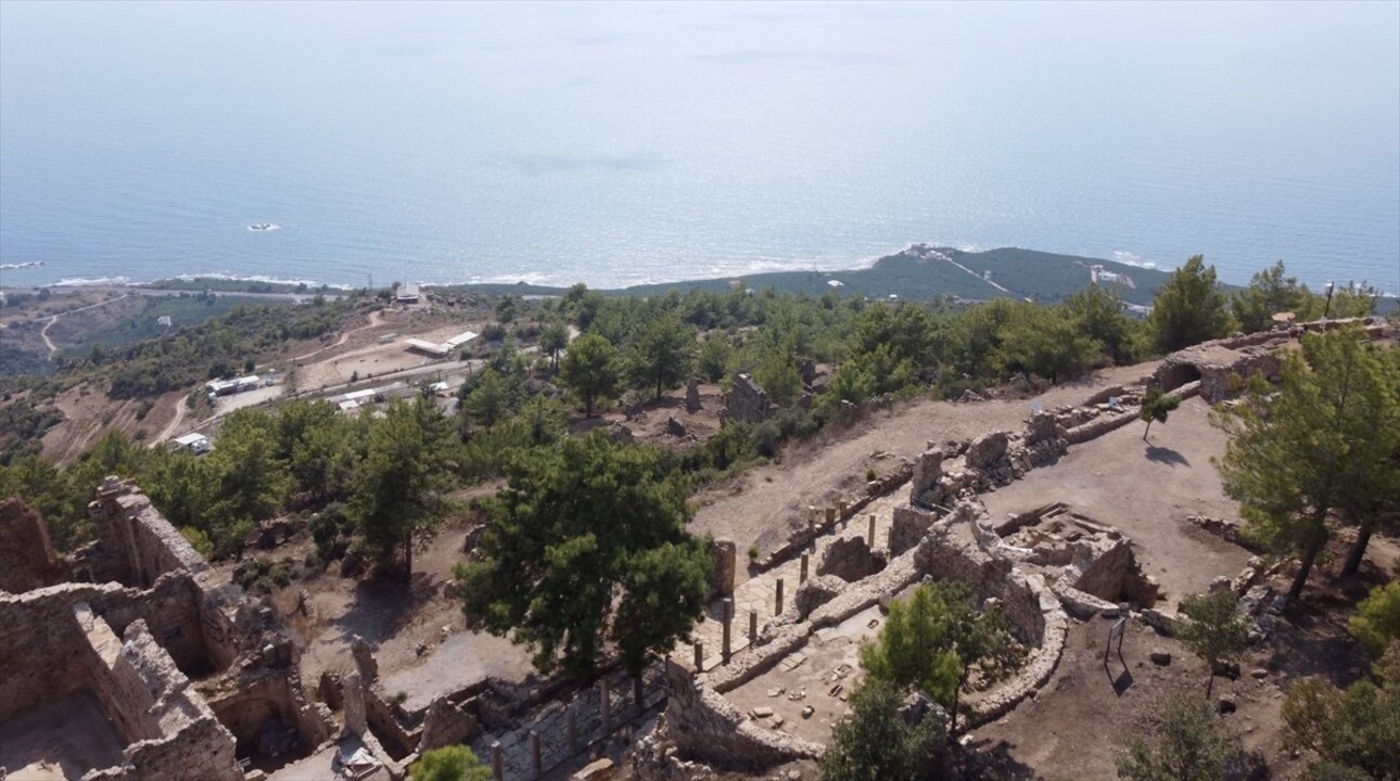 Antalya'da birçok ören yeri ve müzelerde geçilen "Gece Müzeciliği" uygulamasının Syedra Antik...