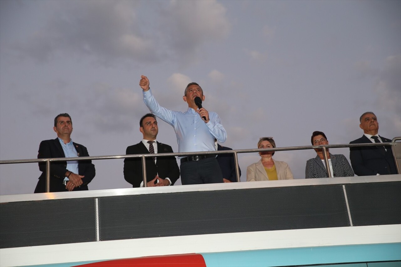 CHP Genel Başkanı Özgür Özel, Hatay'ın Defne ilçesindeki Sevgi Parkı'nda düzenlenen "halk...