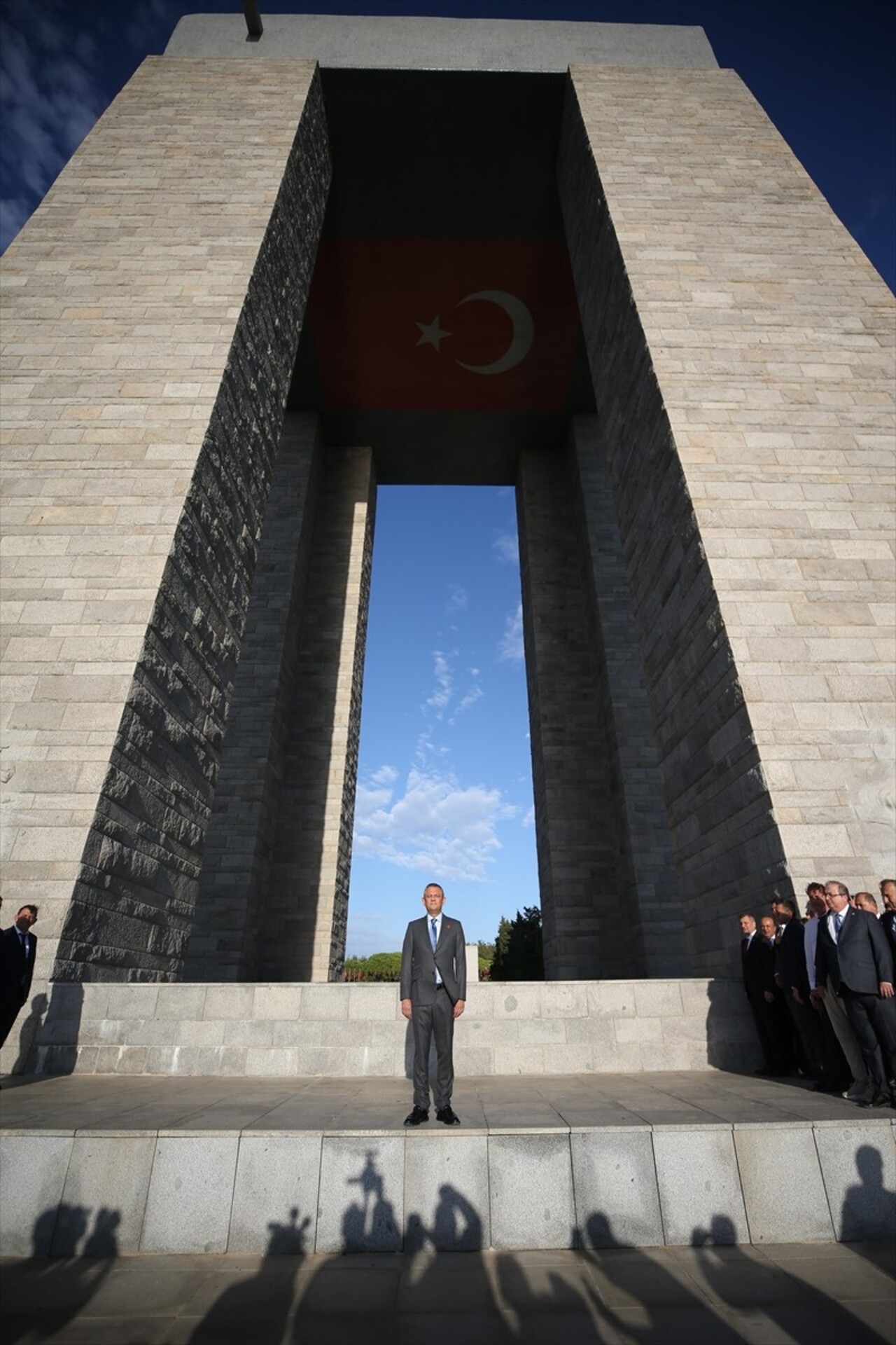 CHP Genel Başkanı Özgür Özel, Gelibolu Yarımadası'ndaki Çanakkale Şehitler Abidesi'ne ziyarette...