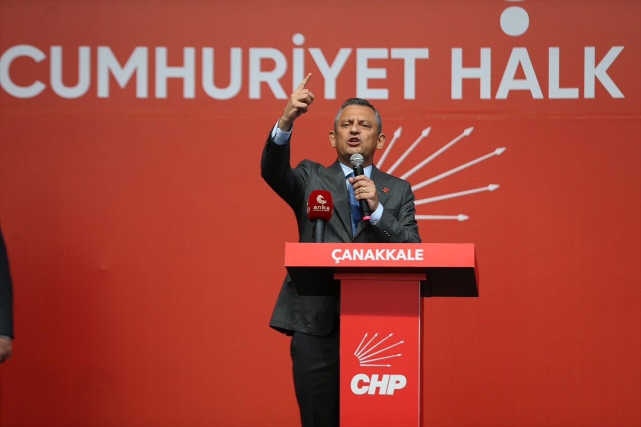 CHP Genel Başkanı Özgür Özel, Çanakkale Belediyesi Yeşil Yerel Yönetim Binası önünde düzenlenen...