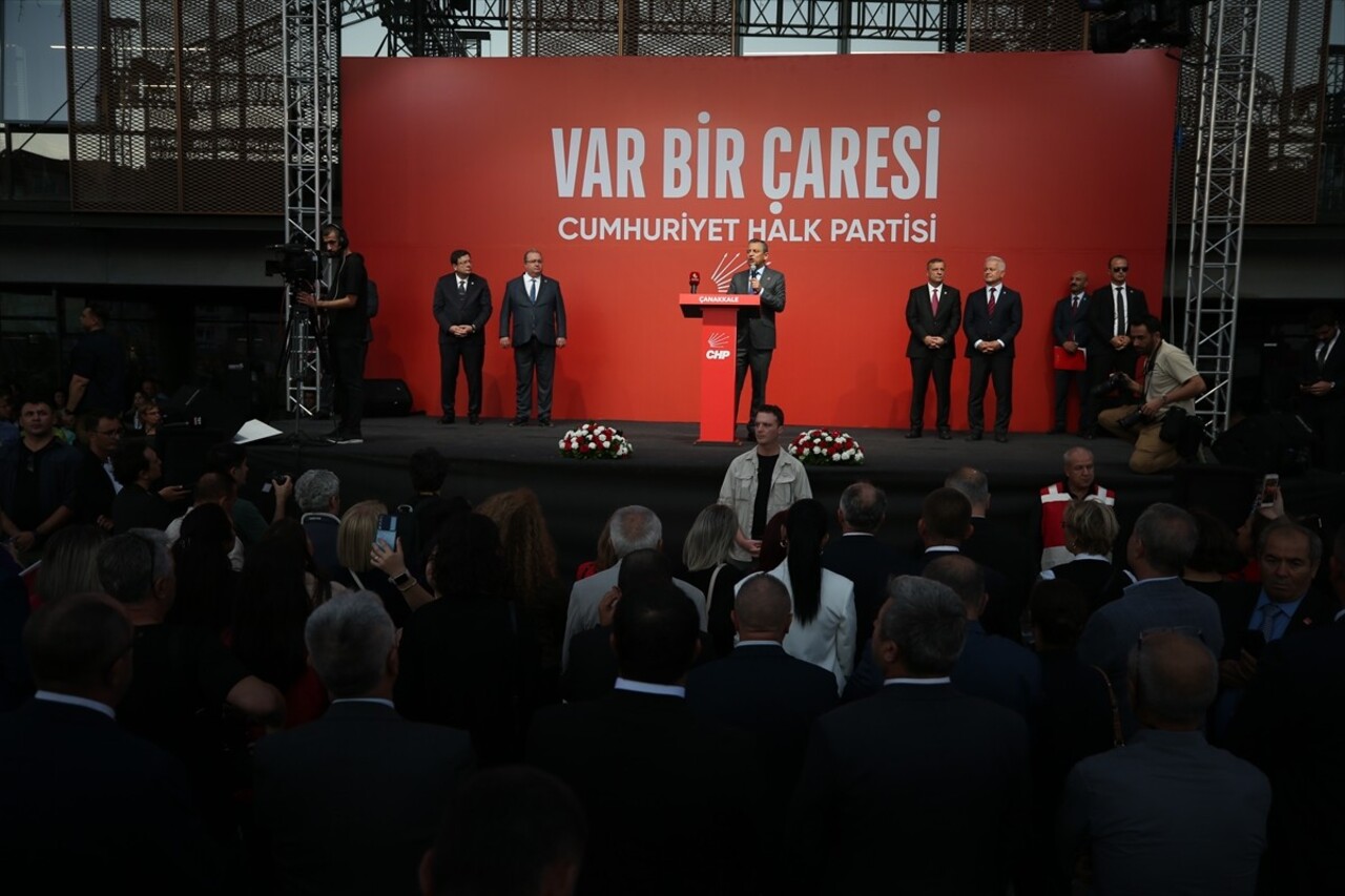 CHP Genel Başkanı Özgür Özel, Çanakkale Belediyesi Yeşil Yerel Yönetim Binası önünde düzenlenen...