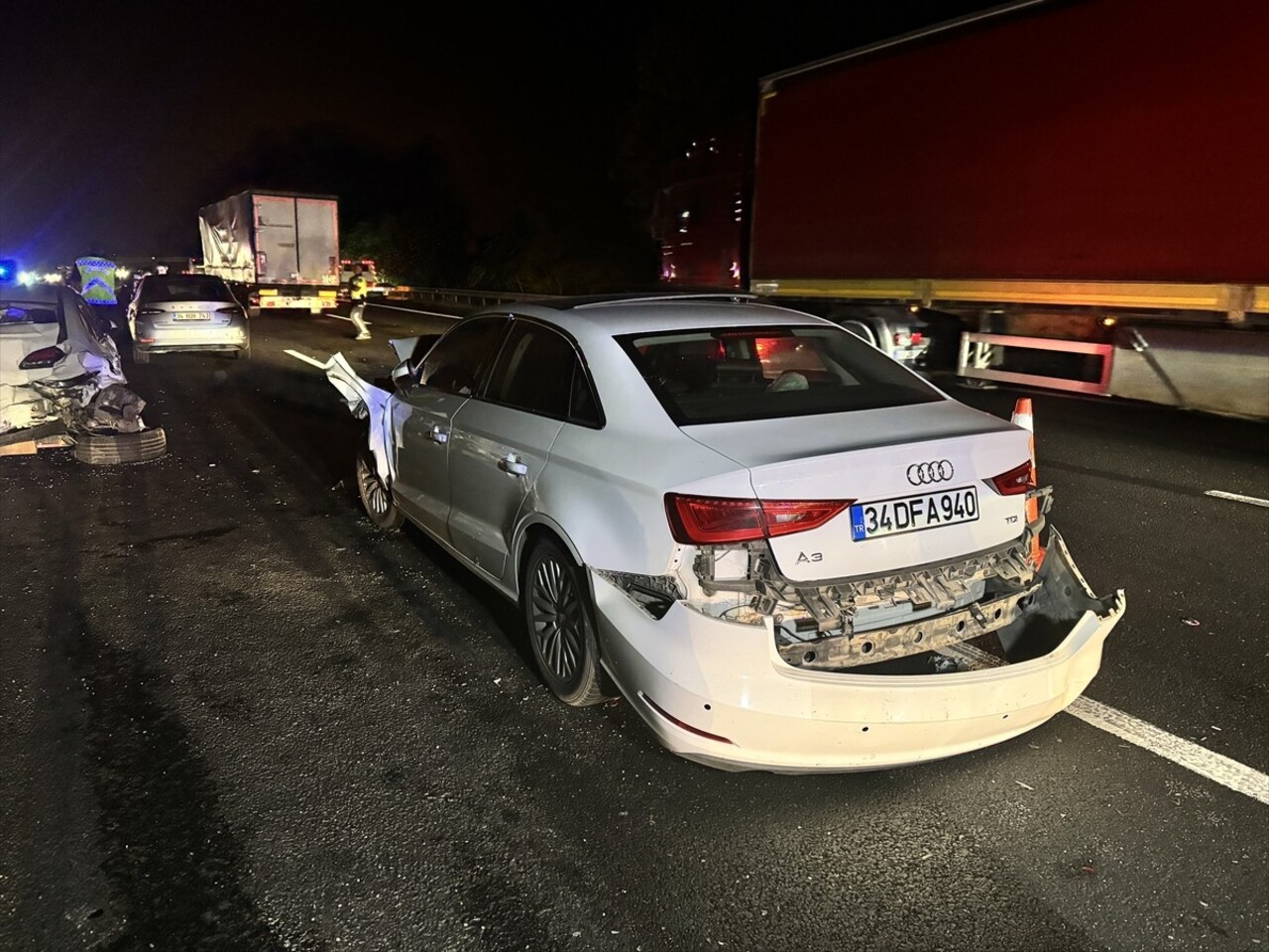 Anadolu Otoyolu'nun Sakarya geçişinde 4 aracın karıştığı zincirleme trafik kazasında 5 kişi...