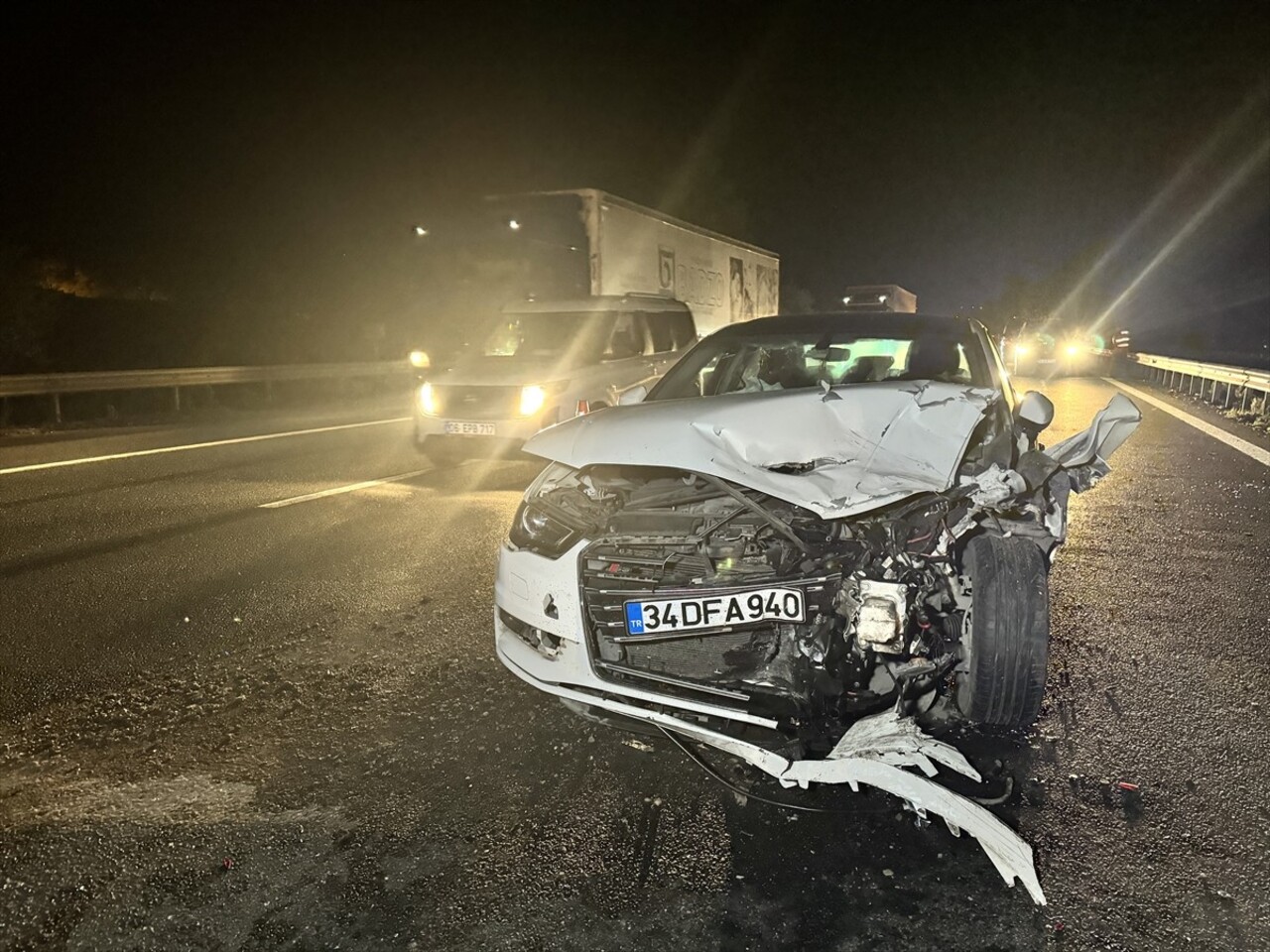 Anadolu Otoyolu'nun Sakarya geçişinde 4 aracın karıştığı zincirleme trafik kazasında 5 kişi...