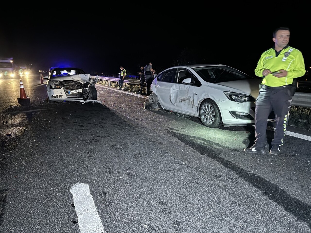 Anadolu Otoyolu'nun Sakarya geçişinde 4 aracın karıştığı zincirleme trafik kazasında 5 kişi...