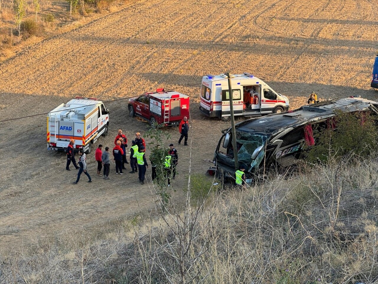 Afyonkarahisar'ın Çay ilçesinde yolcu otobüsünün devrilmesi sonucu 21 kişi yaralandı. Kaza yerine...