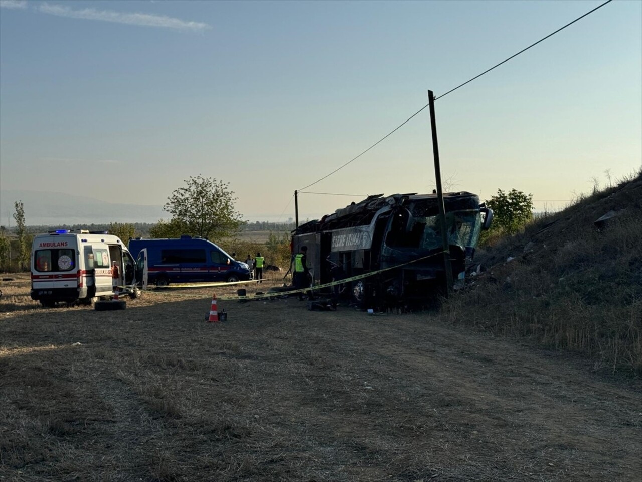 Afyonkarahisar'ın Çay ilçesinde yolcu otobüsünün devrilmesi sonucu 21 kişi yaralandı. Kaza yerine...