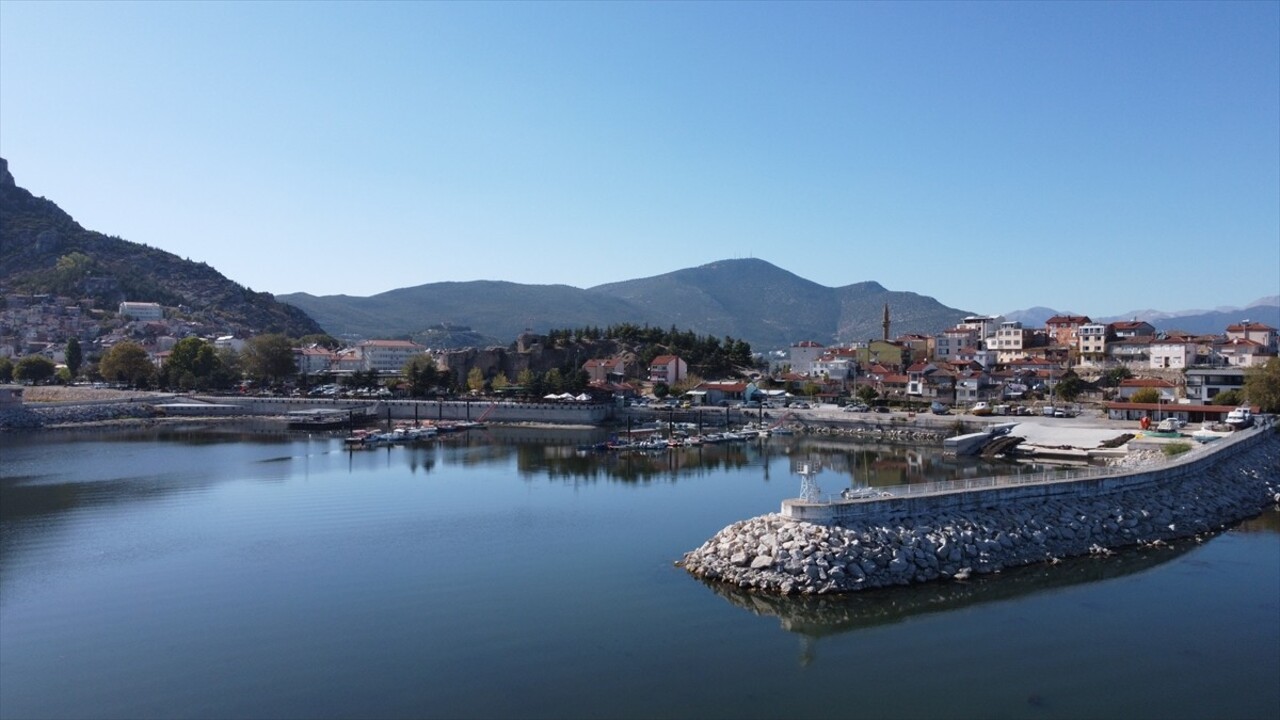 Eğirdir Gölü'nde özel tasarlanan tekne ve amfibi araçlarla yapılan ot ve yosun temizliğinin ay...