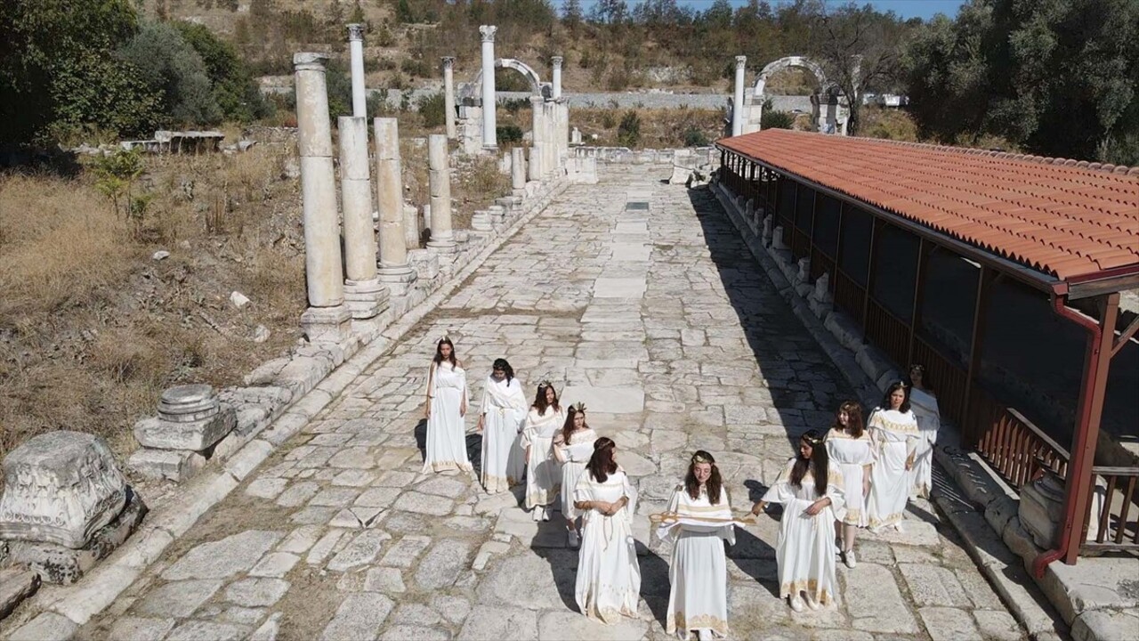 Muğla'nın Yatağan ilçesindeki Stratonikeia Antik Kenti'nde, ''Anahtar Taşıma'' töreni...