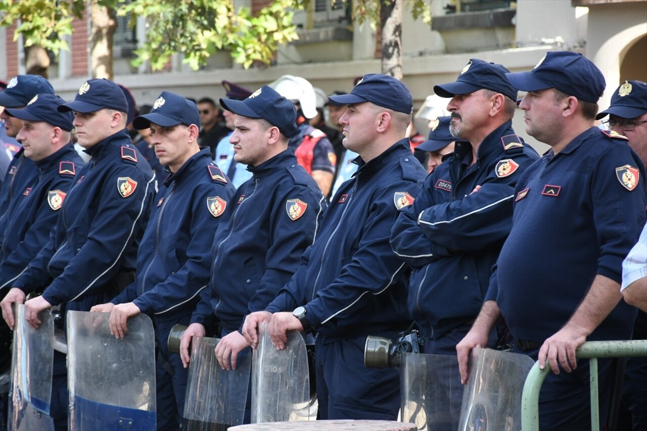 Arnavutluk'un başkenti Tiran'da belediyedeki yolsuzluk iddialarına yönelik protestolar sürerken...