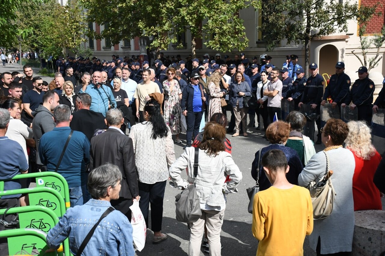 Arnavutluk'un başkenti Tiran'da belediyedeki yolsuzluk iddialarına yönelik protestolar sürerken...