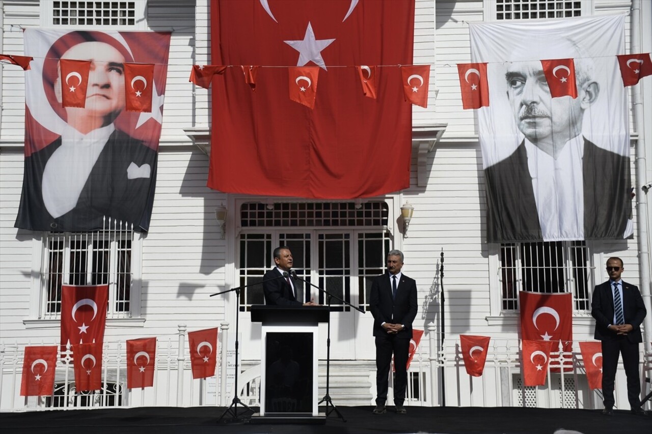 CHP Genel Başkanı Özgür Özel, Bursa'nın Mudanya ilçesinde belediye tarafından Mütareke Meydanı'nda...