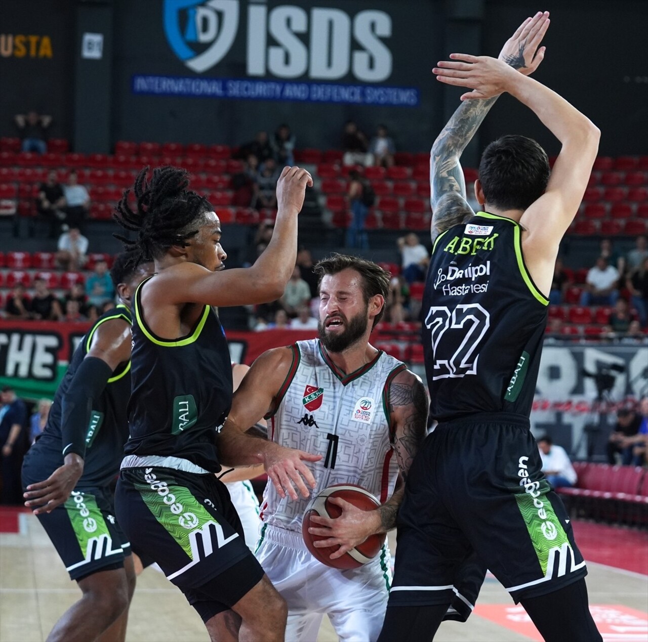 Türkiye Sigorta Basketbol Süper Lig 2. hafta mücadelesinde Karşıyaka ile Yukatel Merkezefendi...