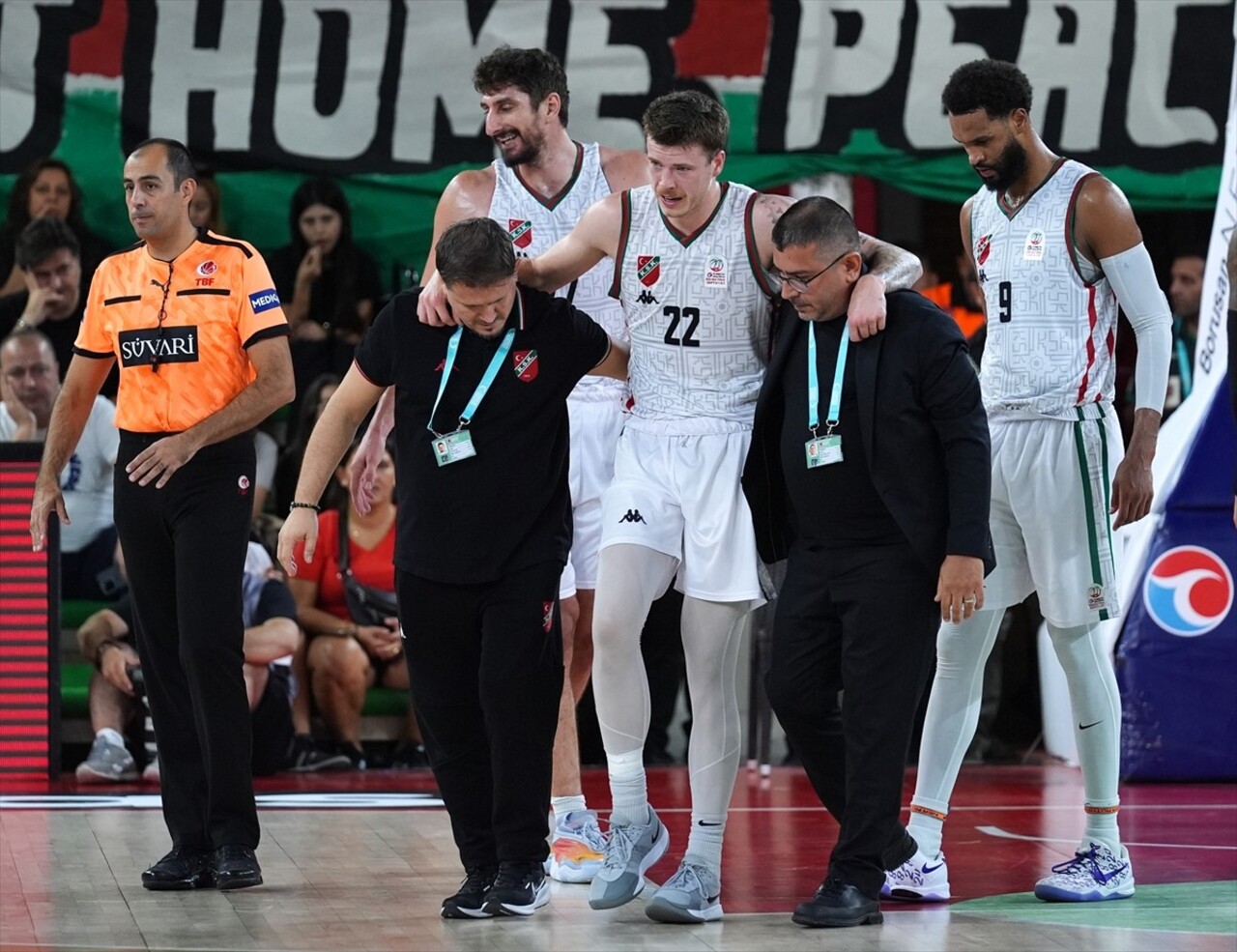 Türkiye Sigorta Basketbol Süper Lig 2. hafta mücadelesinde Karşıyaka ile Yukatel Merkezefendi...