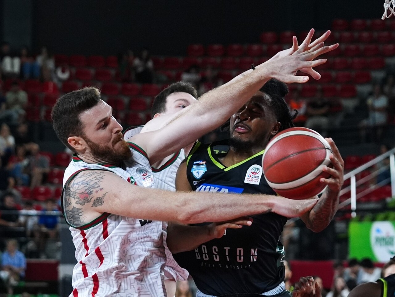 Türkiye Sigorta Basketbol Süper Lig 2. hafta mücadelesinde Karşıyaka ile Yukatel Merkezefendi...