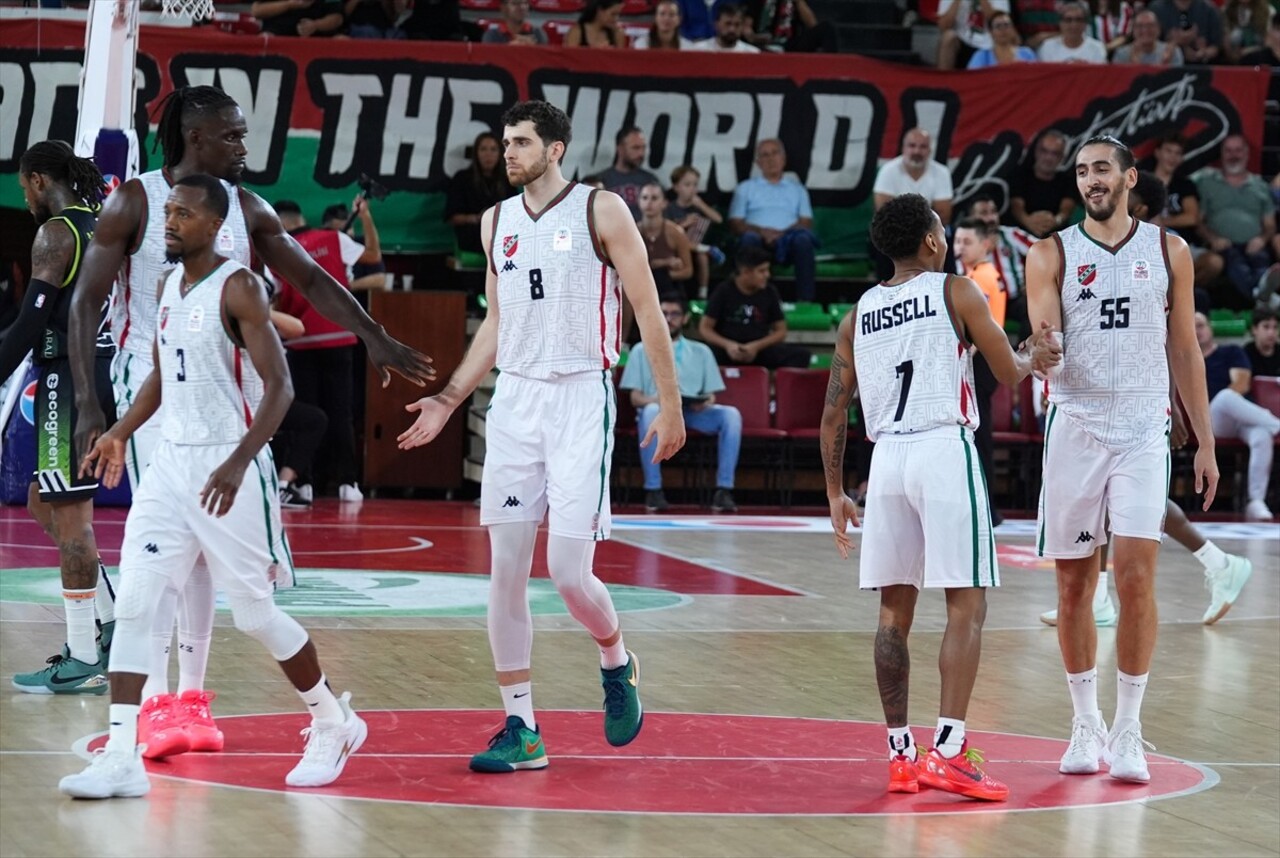 Türkiye Sigorta Basketbol Süper Lig 2. hafta mücadelesinde Karşıyaka ile Yukatel Merkezefendi...