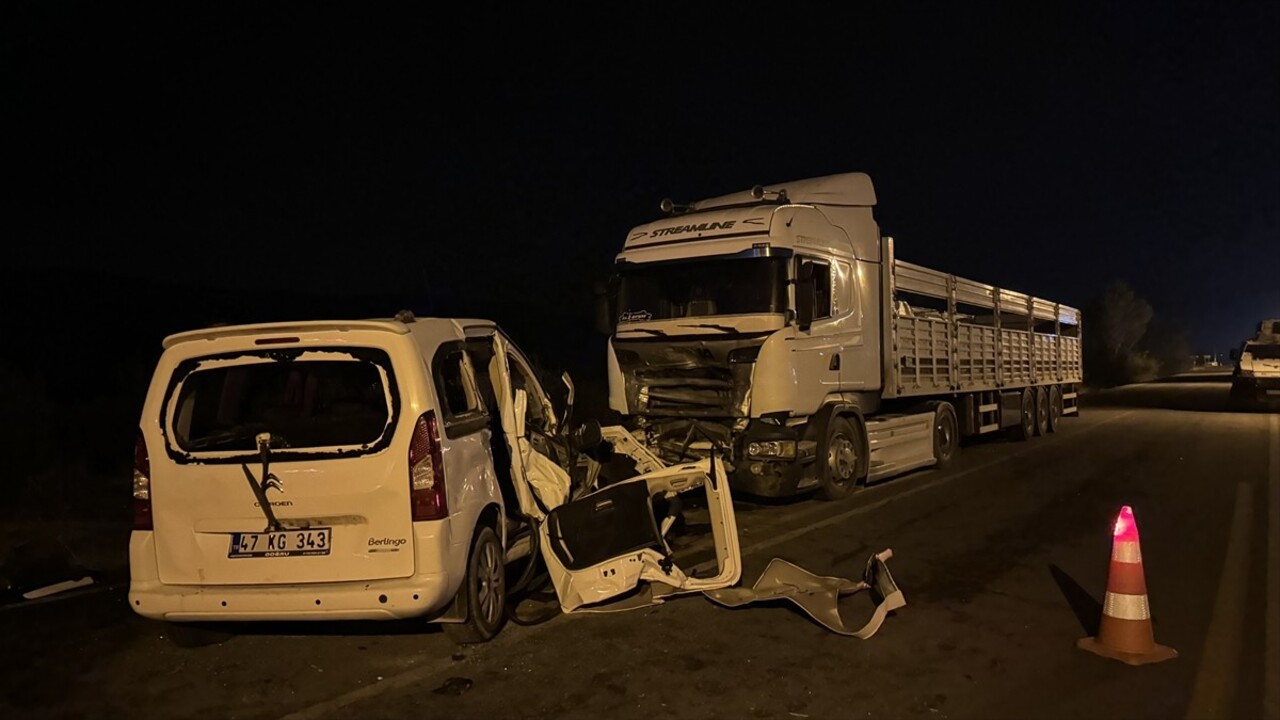 Diyarbakır'ın Hani ilçesinde 4 aracın karıştığı trafik kazasında 3 kişi öldü, 3 kişi...