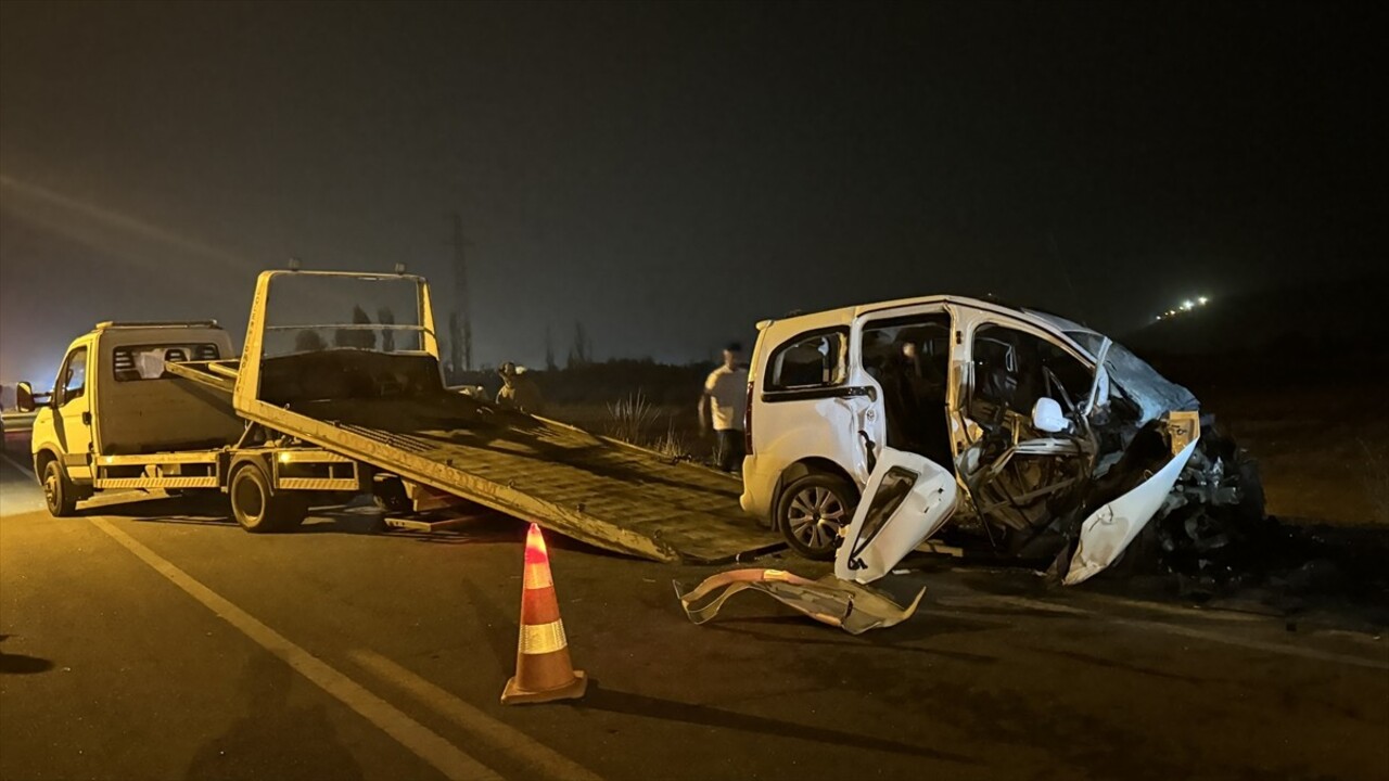 Diyarbakır'ın Hani ilçesinde 4 aracın karıştığı trafik kazasında 3 kişi öldü, 3 kişi...