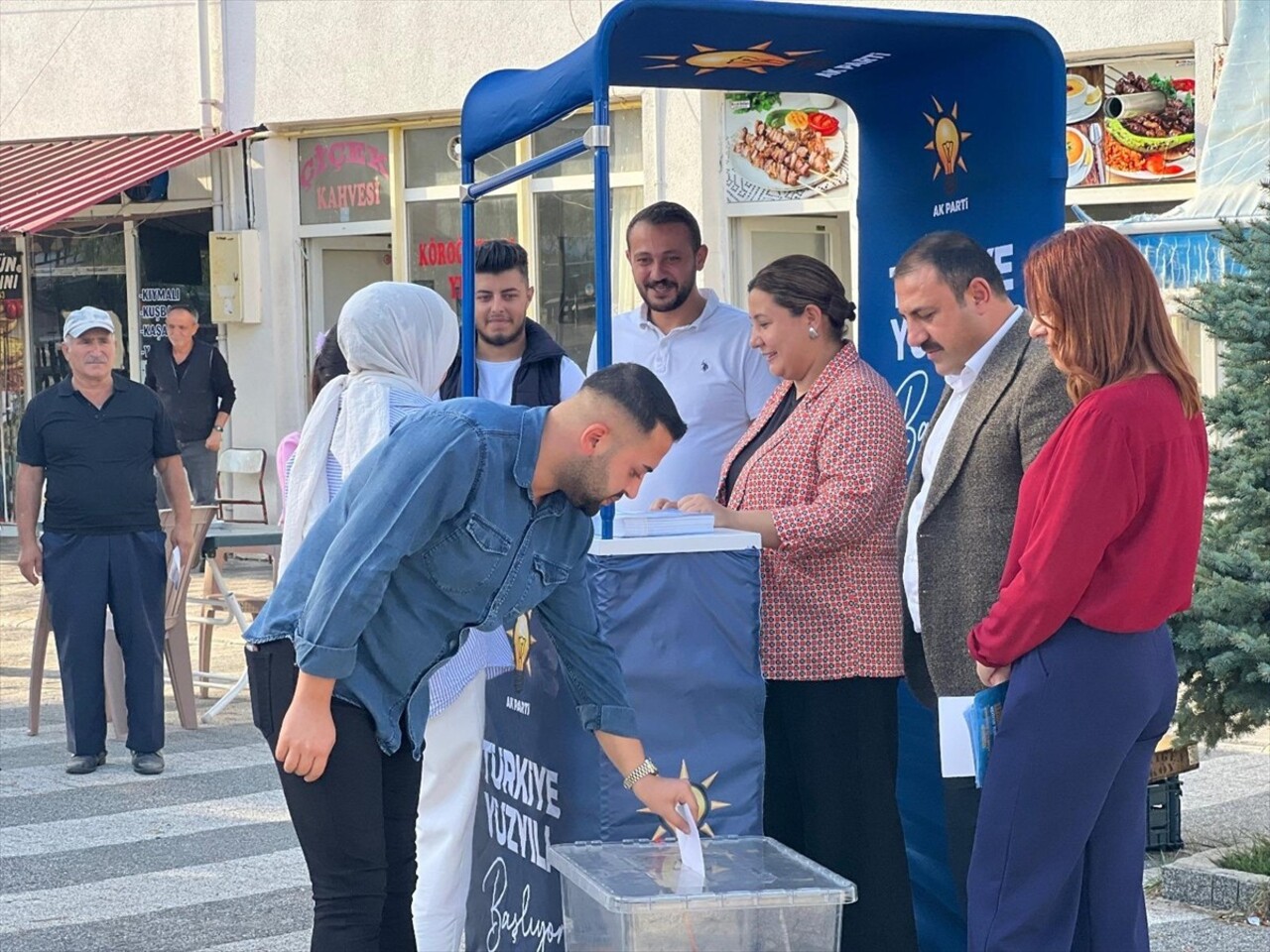 AK Parti'de 8. Büyük Olağan Kongre'ye hazırlık çerçevesinde ilçe kongreleri başladı. AK Parti...