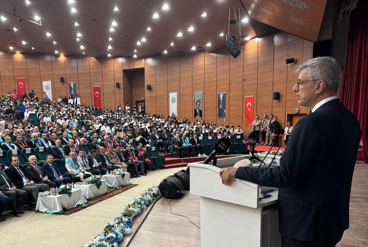 Sağlık Bakanı Kemal Memişoğlu, Kars'ta Ahmet Arslan Kongre Merkezi Ebul Hasan Harakani Salonu'nda...