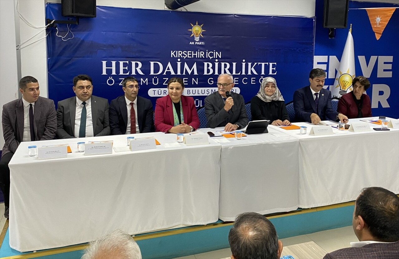 AK Parti Genel Başkan Yardımcısı Yusuf Ziya Yılmaz (sağ 3), AK Parti Kırşehir İl Başkanlığını...