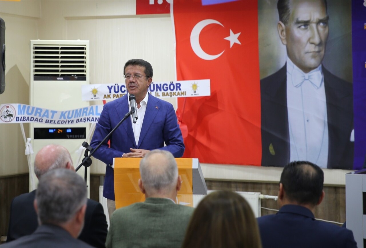 AK Parti Genel Başkan Yardımcısı Nihat Zeybekci (sağ 4), Denizli'nin Babadağ Belediyesi Konferans...