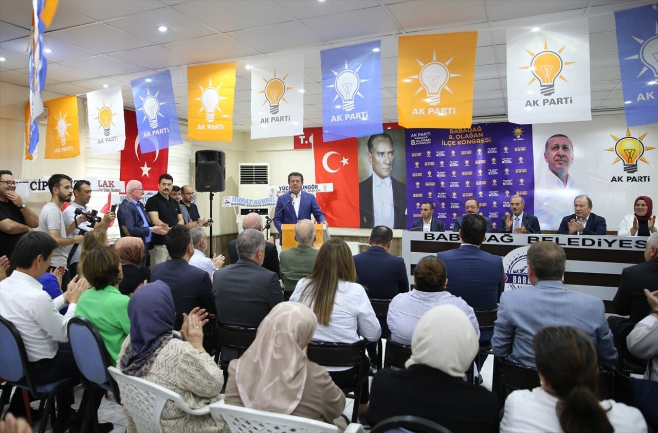 AK Parti Genel Başkan Yardımcısı Nihat Zeybekci (sağ 4), Denizli'nin Babadağ Belediyesi Konferans...