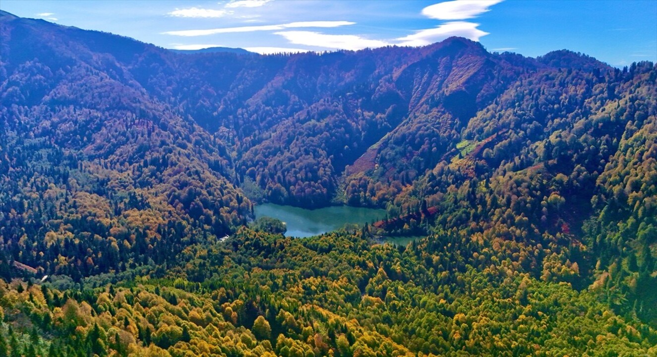 Artvin'de yerli ve yabancı turistlerin en çok ziyaret ettiği yerler arasındaki Borçka Karagöl...