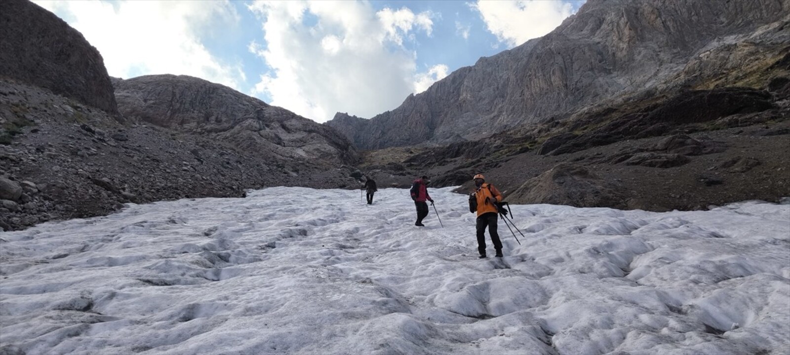 Hakkari'de bir grup dağcı, 3 bin 932 rakımlı Köşe Direği Dağı'na tırmandı.