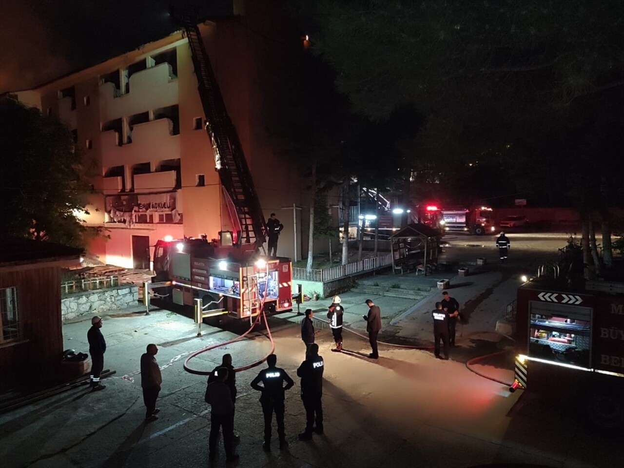 Malatya'da ağır hasarlı okulun çatı kısmında çıkan yangın, itfaiye ekiplerince...