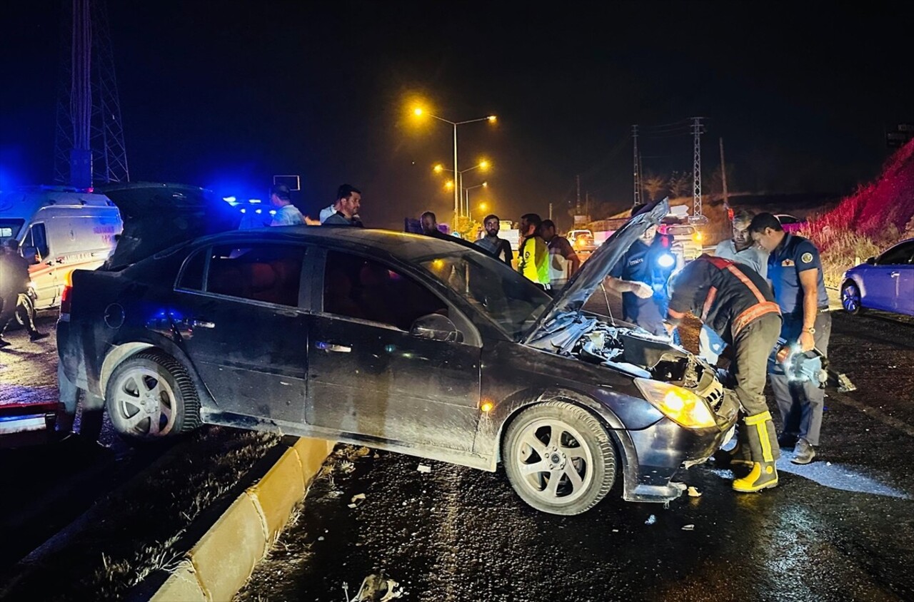 Adıyaman'ın Kahta ilçesinde iki otomobilin çarpışması sonucu 6 kişi yaralandı. Ekipler kaza...