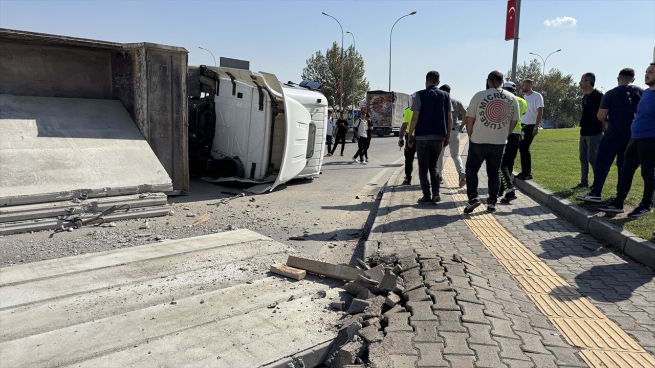 Kahramanmaraş'ın Dulkadiroğlu ilçesinde beton blok yüklü tır devrildi. İhbar üzerine kaza yerine...