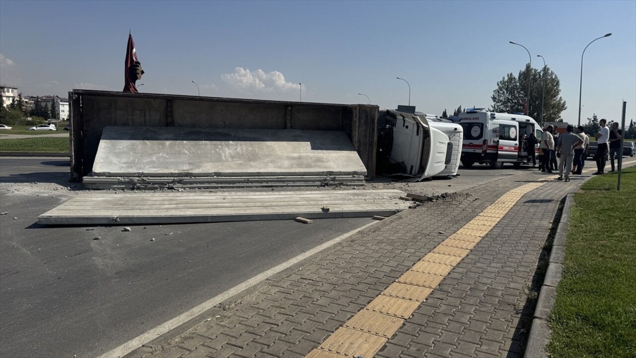 Kahramanmaraş'ın Dulkadiroğlu ilçesinde beton blok yüklü tır devrildi. İhbar üzerine kaza yerine...