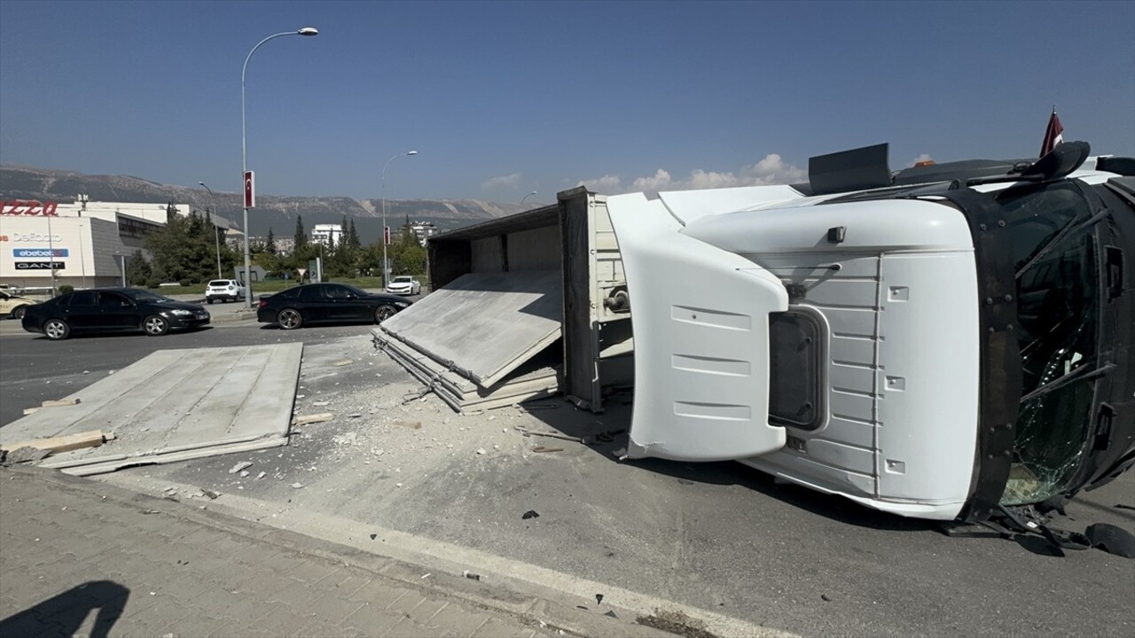 Kahramanmaraş'ın Dulkadiroğlu ilçesinde beton blok yüklü tır devrildi. İhbar üzerine kaza yerine...