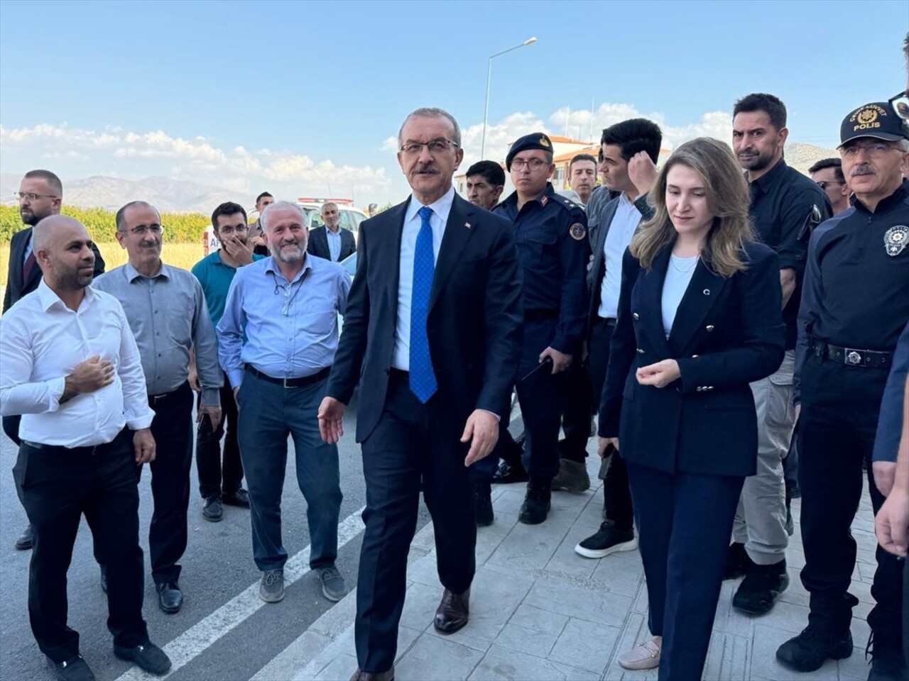 Malatya Valisi Seddar Yavuz (solda), Kale ilçesinde saat 10.46'da meydana gelen 5,9 büyüklüğündeki...