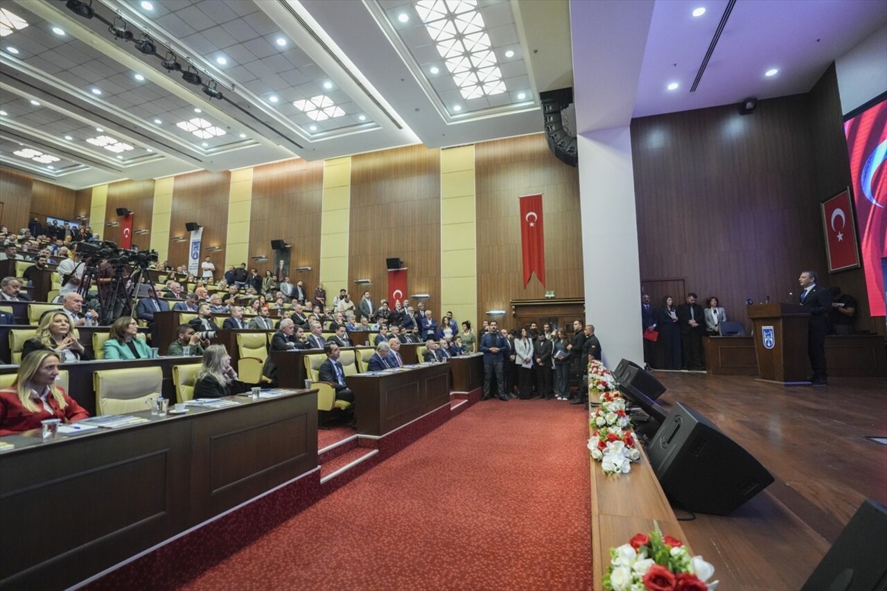 CHP Genel Başkanı Özgür Özel (sol 2), Ankara Büyükşehir Belediyesinin konferans salonunda...