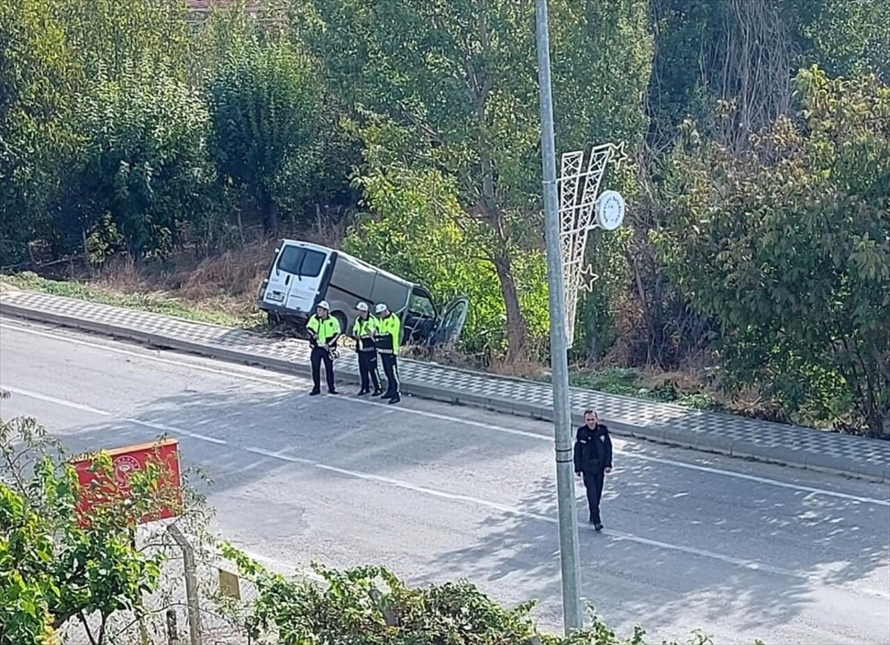 Bilecik'in Gölpazarı ilçesinde panelvanın devrilmesi sonucu 1 kişi öldü, 1 kişi yaralandı.