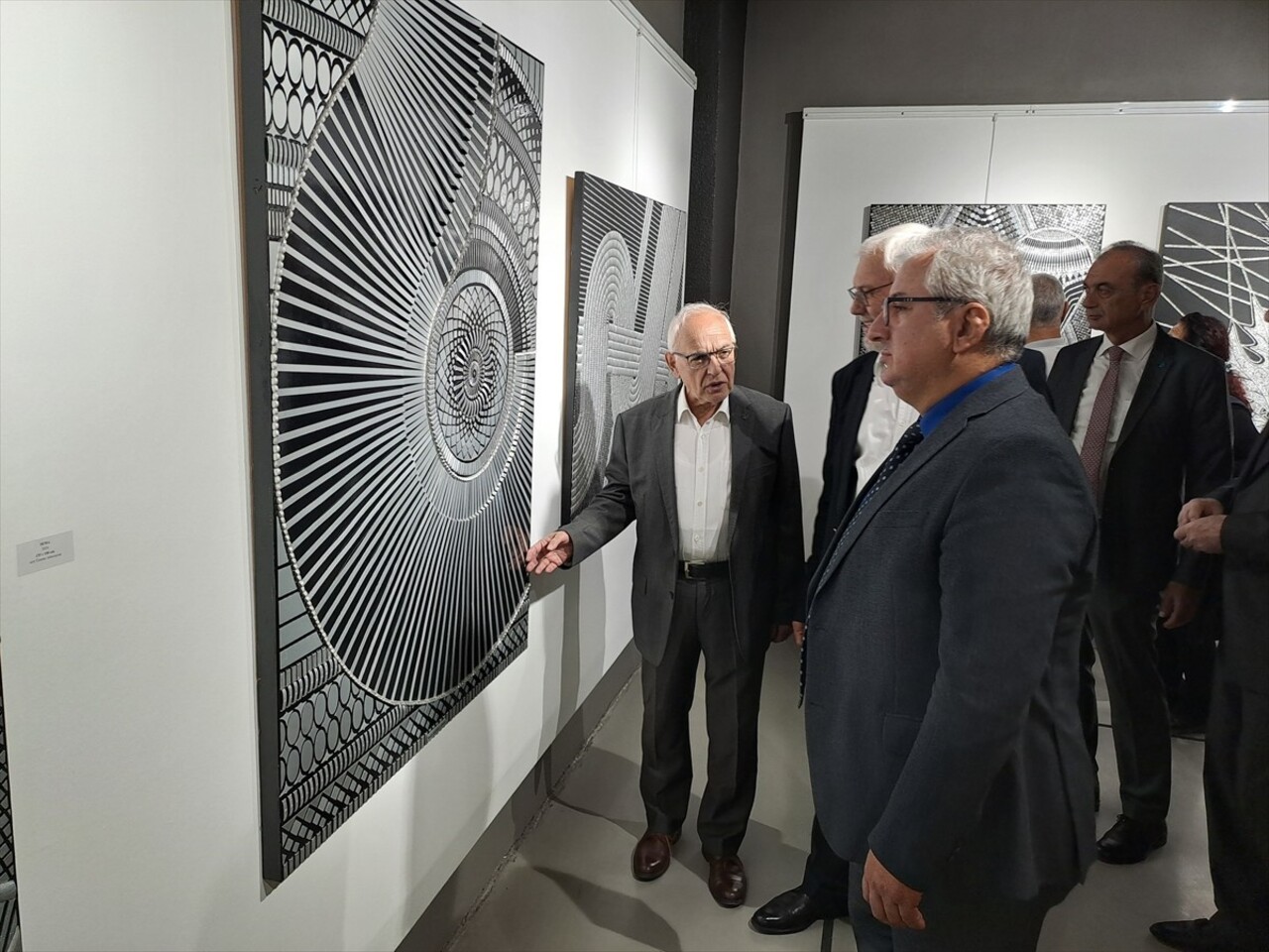 Sakarya'da yaşayan emekli resim öğretmeni 74 yaşındaki Metin Aşoğlu (fotoğrafta), sanayi...