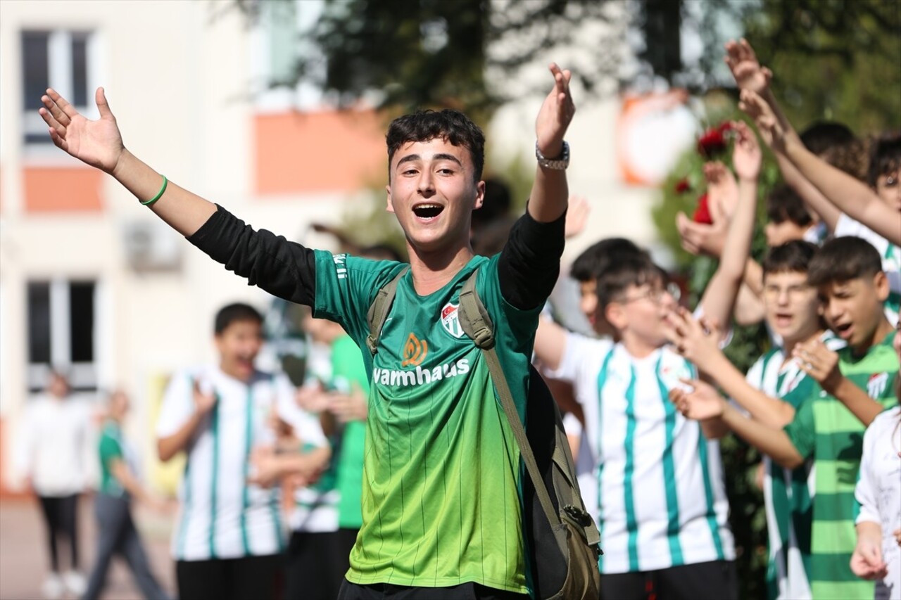 Bursa'da M. Kemal Coşkunöz Mesleki ve Teknik Anadolu Lisesi öğrencileri, her ayın 16'sında...