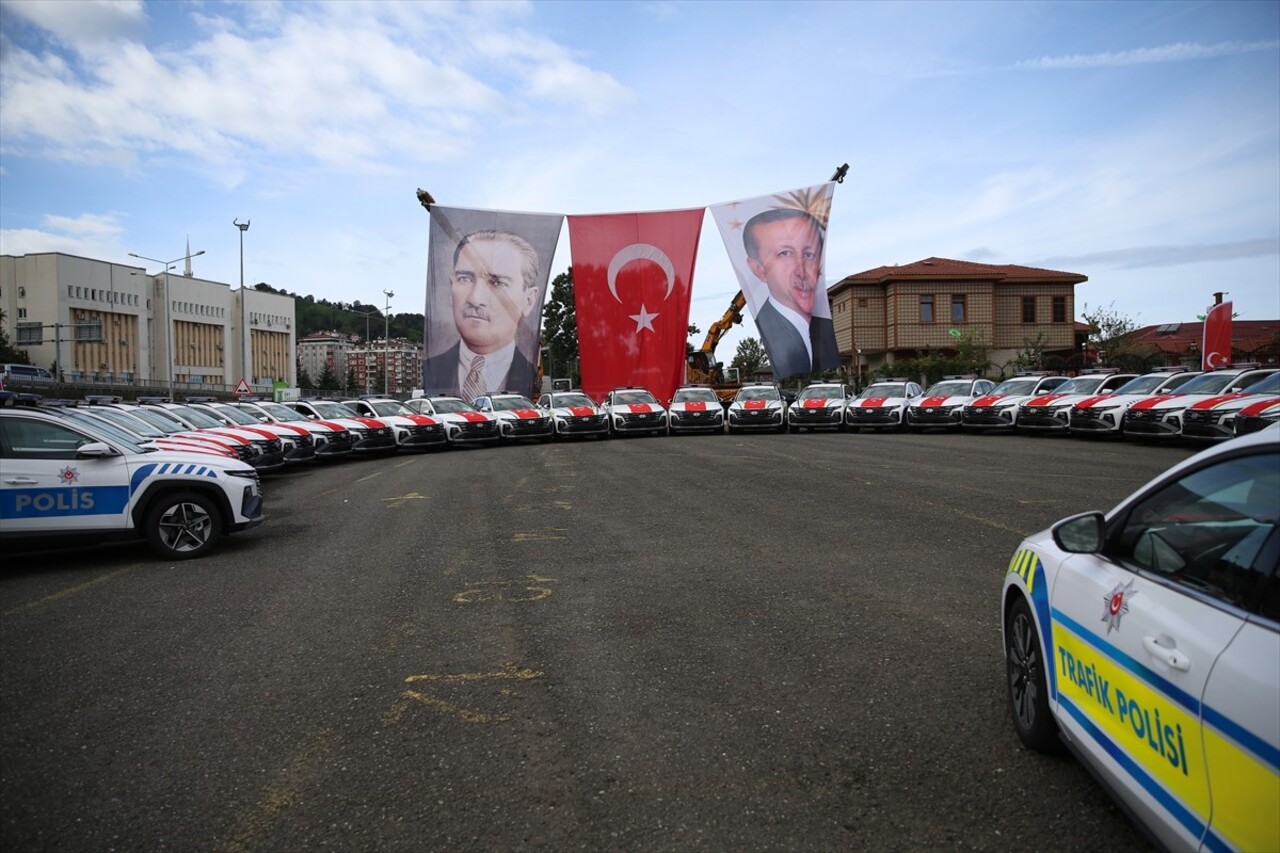 Rize Emniyet Müdürlüğüne tahsis edilen 51 araç, Çay Çarşısı Sahil Otopark'ta düzenlenen törenle...